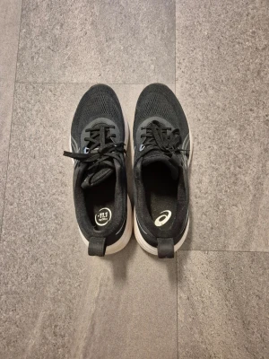 Jogging skor i bra kvalitet från Asics - Nya jogging skor från Asics. Svarta sköna skor med vit sula. Perfekt för sommar kvälls turen.