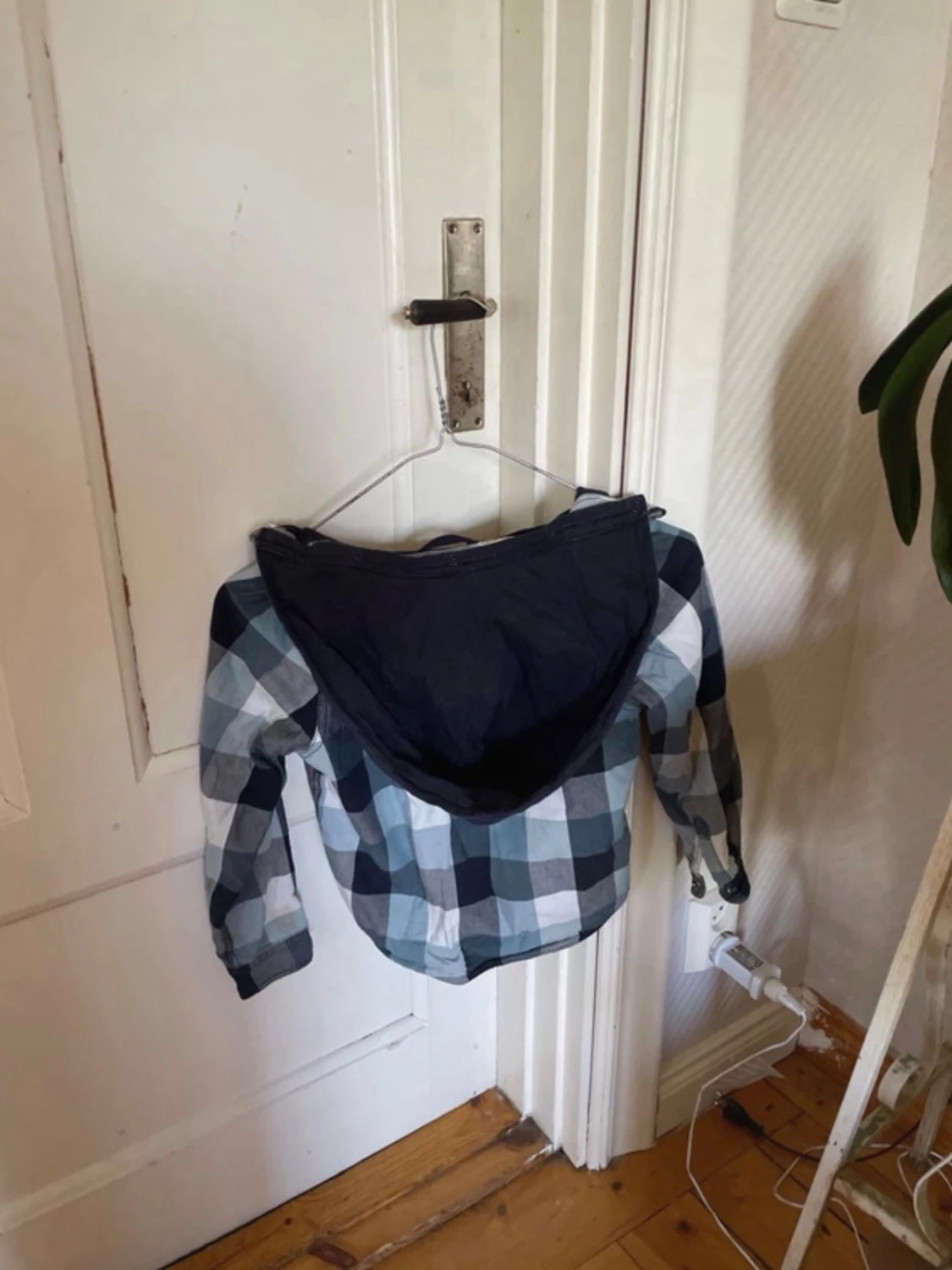 OBS!! Storleken är inte rätt i ”storlek” utan läs beskrivningen om du är intresserad!! Rutig jacka i blå och vit med huva - 1