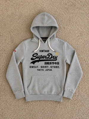 Superdry Hoodie Grå - Superdry Hoodie Grå - Storlek: S - Pris: 599kr - Först till kvarn!