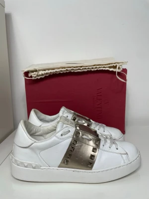 Valentino Rockstud Skor - Säljer nu dessa Valentino Rockstud Skor med guldaktig färg i mycket fint skick, skriv för fler bilder/frågor🙌🏼