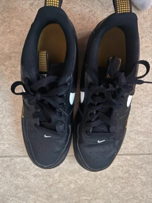 Nike skor - Nike skor köpa från Jd, storlek 38, inga skador endast lite smutsiga, pris går att diskuteras!