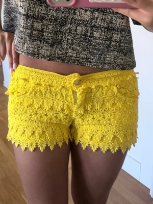 Gula shorts  - Går att köpa på min plick live!