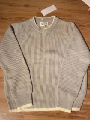 Maison Margiela ribbstickad tröja - Snygg Maison Margiela stickad tröja. Storlek S men passar även M. Beige färg med fin design. Helt Ny också. Pris kan diskuteras vid snabbaffär, Hör av dig bara!