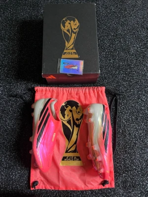 Adidas f50 Hyperfast elite  - Säljer ett par adidas f50 hyper fast använda en halv träning och säljes pågrund av att de sitter för tajt på min fot skorna är väldigt snygga och  de är skorna för detta årets VM om ni har frågor om pris eller fler bilder så är det bara att skriva har kvitto från unisport på slide 5 och skon kommer med alla tillbehör som kommer med allt man fick med skohornet får man också med men syns inte på bilden. Påsen är lite sönder som man kan se på sista sliden därför de inte är fullpris 