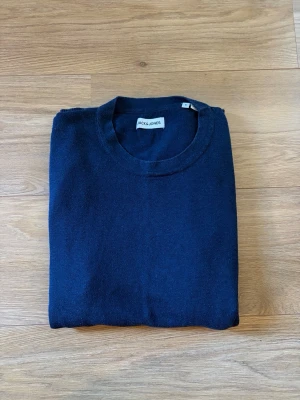 Mörkblå stickad tröja Jack & Jones - Mörkblå stickad tröja från Jack & Jones. Skick 10/10 använd 1 gång. Riktig snygg stickad som passar till allt. Storlek S. Skriv vid frågor!