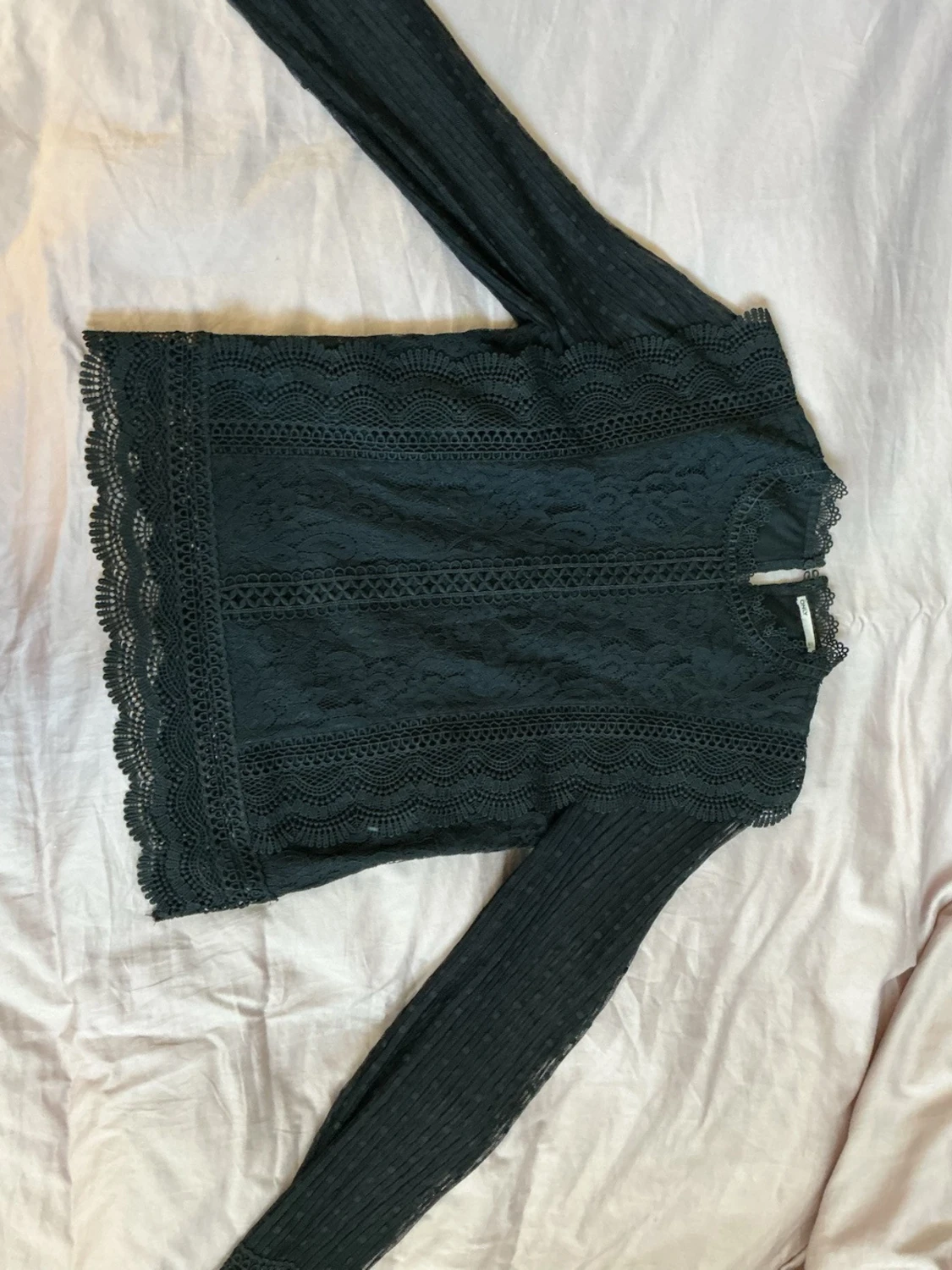 Svart spetsblus med lång ärm Only