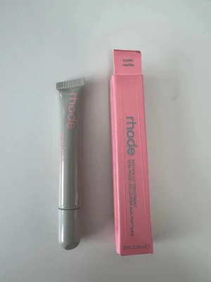 Rhode Peptide Lip Treatment Vanilla - Helt nytt lipgloss vanillj! SKAL INGÅR EJ! 