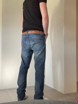 Nudie jeans steady Eddie 34/34 - Jag pp bilden är 188/85kg och de passar riktigt bra. Säljer ett par klassiska blå jeans med rak passform och snygga slitningar. Jeansen har fem fickor, kontrastsömmar och en cool vintage-look. Perfekta till en avslappnad stil och passar till det mesta. Materialet är denim i bomull.