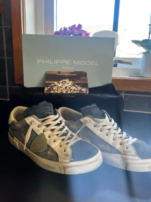 Philippe Model skor - Snygga sneakers från Philippe Model i blått och vitt med detaljer i mocka och canvas. Storlek 41. Bara att höra av sig vid funderingar 