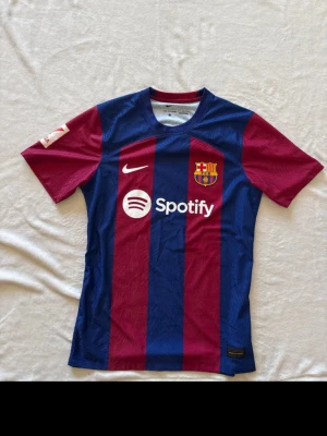 Barcelona Nike blå/röd - Barca T-shirt perfekt för sommaren Size L men passar M fint. Pris går att diskutera 