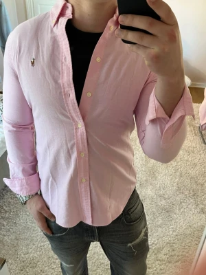 Ralph Lauren skjorta - Ralph Lauren skjorta | Skick: 9/10 | Size - M | Nypris 1600kr mitt pris 499kr | Modellen är ca 180cm lång | Hör av dig vid minsta fråga eller fundering📩
