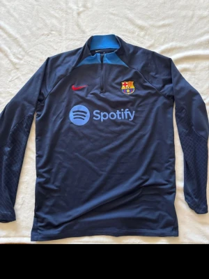 Blå långärmad FC Barcelona träningströja - Size L men passar M fint då den tightar till på armarna och brösten, dvs lite slimmare fit. VID INTRESSE, FLER BILDER KAN SKICKAS PÅ PASSFORM!