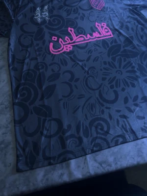 PALESTINA T-SHIRT  - Hej jag säljer PALESTINA T-SHIRT den är helt nytt den finns i olika storlek storlekar som finns är M, L, XL och XXL för mer information jag är här!