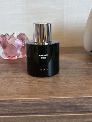 Hickap parfym ”moonlit rose” - Från julkalendern 2025.  Beskrivning ”En blommig-orientalisk doft med ros, jasmin och vanilj som möter cederträ, sandelträ och mjuk musk.” Kanske använd en gång 
