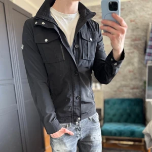 Field jacket - Bailey. Mycket bra skick, inga defekter! Storlek M men sitter mer som S. Passar dig som är mellan 170-180cm ungefär. Modellen är 185 cm, 75kg. Passar bra nu till våren! Skriv för mer information!🤝
