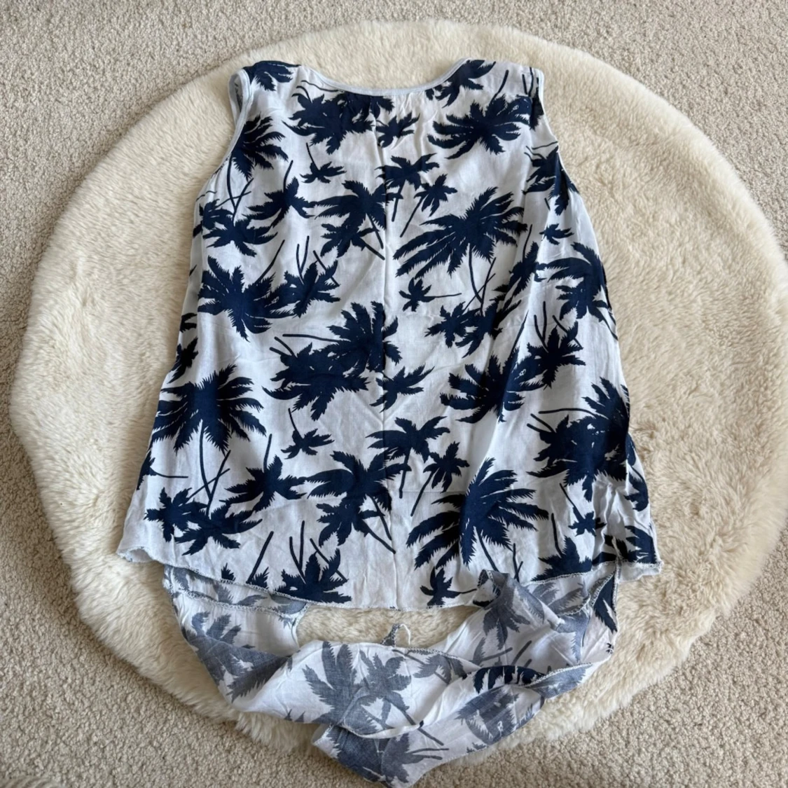 Vit och blå linnetopp med knyt