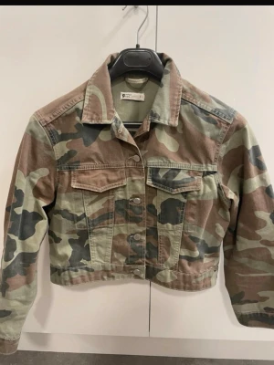 Kamouflage jeansjacka  - Superfint! Köpt av en tjej på Vinted, endast använd av mig en gång. Passar super bra nu till sommaren.🌸pris går att diskutera såklart!