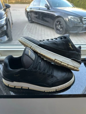 Axel Argiato - Area Lo sneakers  - Säljer mina Area Lo sneakers efter att ha använt dom cirka 4-5 gånger ( enbart på fest och 2 stycken modell plåtningar). Har bytt stil helt och hållet och vill bli av med dessa. Köpte in de för 3000kr men säljer dom generöst så pris kan disskuteras.                                     ‼️Kvitto finns‼️