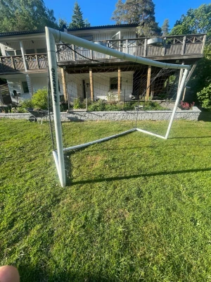 Fotbollsmål från Quickplay - Stort fotbollsmål från Quickplay med vit metallram och svart nät. Perfekt för trädgården eller fotbollsplanen. Enkel att montera och flytta vid behov. Säljes utan tillbehör. Nätet är lite sönder men annars är de bra