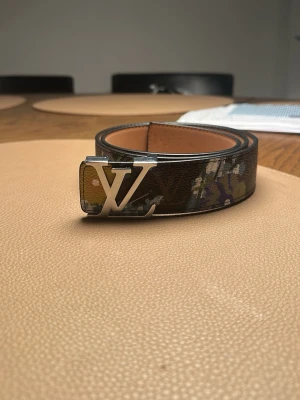 Fint bälte - Säljer denna finns och unika bältet som är i helt nytt skick. Den är perfekt för sommaren där den har detaljer av lite jungel vibe storleken på bältet är 105 cm 