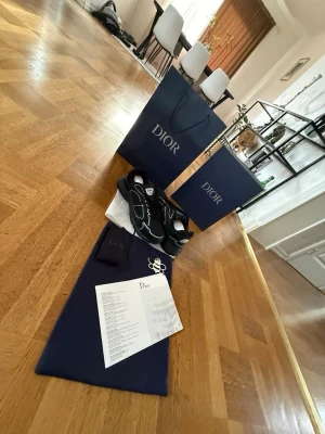 B30 - Helt oanvända pris kan diskuteras. Kommer med box, kvitto, dustbag, handbag och diors egna design. Om du har någon fråga hör av dig. Passar även folk med storlek 44.