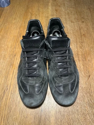 Maison Margiela gats  - Svarta Maison Marigiela gats. Riktigt använda och slitna har haft dem på mig varje dag.