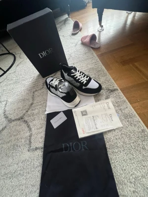 B25 - Helt oanvända kommer med kvitto, box och dustbag. Pris kan diskuteras, om ni har några frågor hör av er.