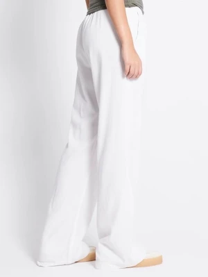Vita vida linnebyxor  - Säljer ett par vita helt nya och oanvända linnebyxor med avslappnad passform och resår i midjan. Byxorna har raka, vida ben och har sidofickor. Perfekta för en chill och stilren look. Materialet är lätt och luftigt linne. Säljer pågrund av att de är för lite för små.