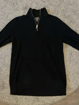 svart quarter zip - Skön zip up i mycket fint skick. passformen är slim fit