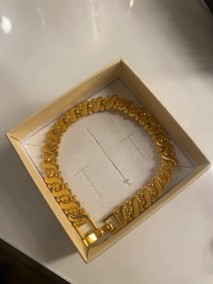 Guld pläterad armband  - Guldpläterad armband . Armbandet har en klassisk låsning och ligger i en ask. Perfekt för dig som gillar stilrena accessoarer med lite extra bling.