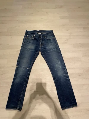 Our legacy jeans - Ett par tvär schysst jeans från our legacy. W29 L32 Jeansen är i jätte fint skick (slitningarna är design) nypriset ligger runt 4000. Riktigt bra kvalite, made in Italy. Vid minsta lilla fundering kontakta mig så hjälper jag dig. Priset kan gå att diskuteras. 
