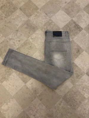Grå sacre jeans  - Riktigt snygga jeans från sacre helt perfekta till sommaren. Modellen på bilden är 182, så ganska små i storlek. Nypris ligger på 1000. 