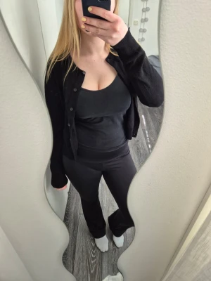 Svart kofta - Svart finstickad kofta, passar till allt❣️ jättefint skick❣️