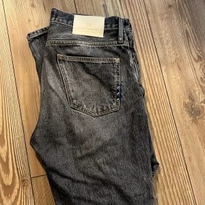 Jeans - Scotch & Soda - Grå jeans från Scotch & Soda i väldigt gott skick, i princip oanvända! Storlek: 30/32 Skick: 9/10. Nypris är över 1000kr