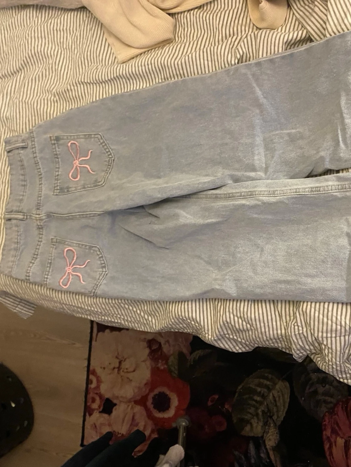 Ljusa wide leg jeans med rosa broderi - 1