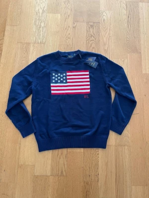 Ralph Lauren Tröja - Polo Ralph Lauren Flag Sweater i storlek M/L. Hör av er vid frågor.