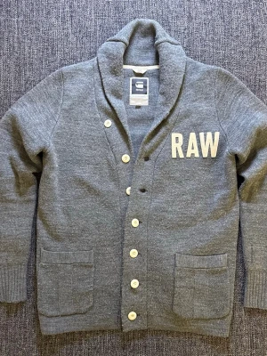 Grå kofta från G-Star RAW - Säljer en fet G-star raw tröja i grå färg | st M | passar perfekt nu till våren/sommaren | kan även gå ner lite i pris vid snabb affär 😊🤝