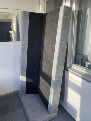 Hörn soffa i ljusgrått tyg som är i fint skick  - Säljer en stor fin hörnsoffa / divan som är i ljusgrått tyg vid intresse hör gärna av dig mvh 