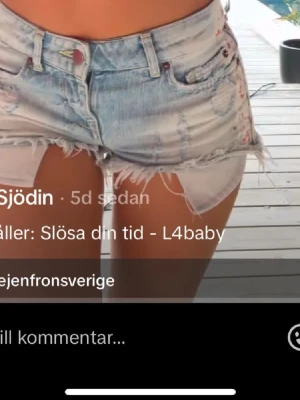 Trendiga jeansshorts  - Säljer ett par låga jeansshorts från Perfect Jeans som Hedvig har! De är använda men inga tydliga defekter, perfekta till sommaren.
