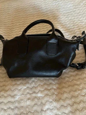 Väska - Fin svart axelremsväska, man kan ta av banden med & använda den som en hand väska också. 🌸 i bra skick inga defekter. 