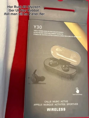 Y30 TWS hörlurar för iOS & Androidmed Bluetooth 5.0 - Souper bass-ljud Bluetooth-hörlurar i högsta kvalitet som har värde mer än priset. Under löpning och under träning tappar det inte ur örat. Ytterligare beskrivning nedan. Bluetooth-version: V5.0 + EDR Hörlurarbatteri: 45 mAh Laddningsbatteri: 350 mAh Bluetooth-avstånd: 10-15 meter Varaktighet: 3-4 timmar Standbytid: 60 timmar Högtalartyp: titankompositfilm Driftspänning: 3.3V-4.2V Känslighet: 98 + 3dB Sändningsområde: 2,4 GHz-2,48 GHz Högtalarimpedans: MM10MM 320 Mikrofonkänslighet: -42Db Laddni