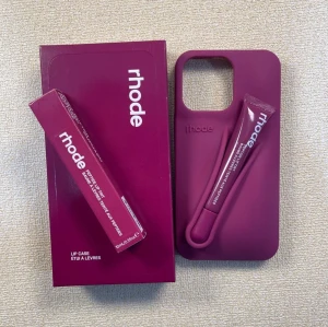 rhode skal + liptint - Skal+Liptint+box följer med! passar iphone 13/14/15. helt nytt oanvänt! raspberry jelly 💜