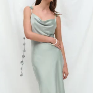 Ljusgrön långklänning med blommiga band - Jätte fin klänning som jag använt 1 gång på min bal och säljer för har ingen mer användning av den men den har en liten fläck på sidan vid midjan därefter priset så om du är intresserad kan vi diskutera priset. 