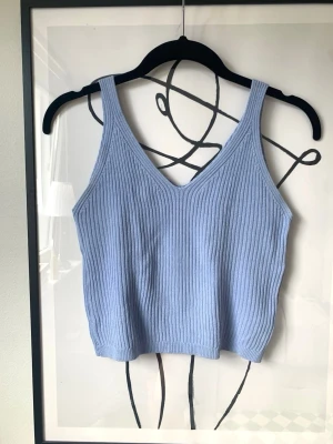 Linne - ljusblå - Ljusblått ribbat linne - inget märke eller storlek men passar en XS. I mycket fint skick 🌸