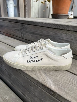 Saint Laurent sneakers - Helt oanvända sneakers från Saint Laurent, modell sl/06 (court classic) som passar perfekt till våren och sommaren. Säljer dessa då dom inte faller mig i smaken och därför bara har stått på skohyllan, så det är bättre att någon annan får anvandning av dom. Box, dustbags och extra skosnören ingår såklart. Skorna är något stora i storleken. Skriv gärna vid frågor.