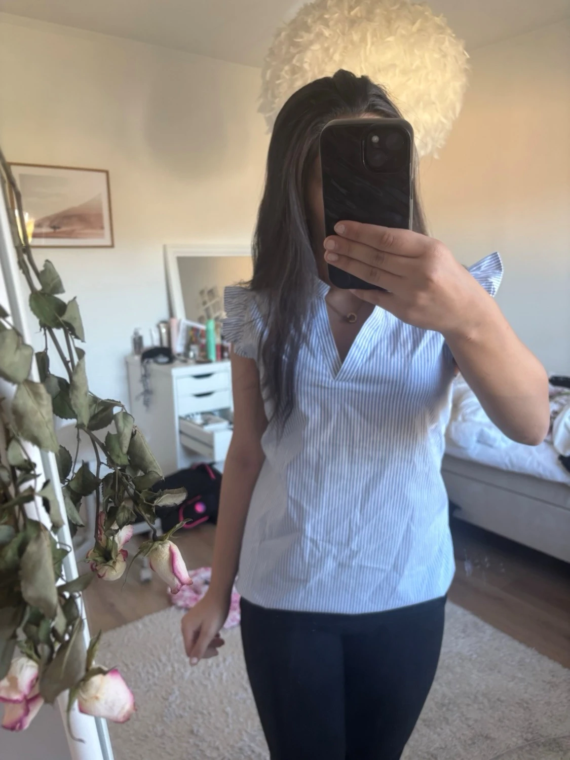 Blåvit randig blus med volangärm
