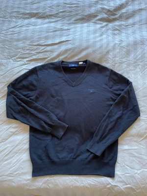 Gant tröja - Mörkblå gant v-neck så knappt är använd, fick i present men tyckte inte om den så vill bli av med den 