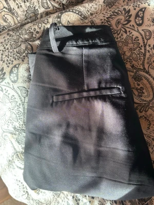 Kostymbyxor  - Modell Vilma från bikbok, medelhöjd 