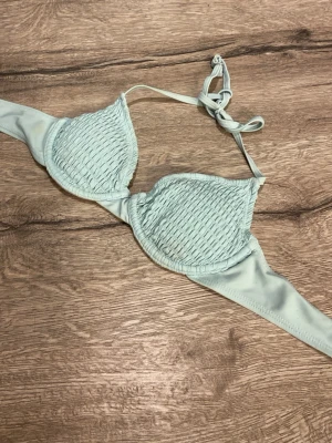 Bikini  - En turkos/ljusblå bikini överdel, den är i bra skick 