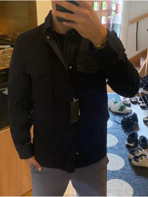 John Henric overshirt - Riktigt snygg overshirt i storlek xs men passar även S, bara fåtal gånger förra hösten, så gott som ny.